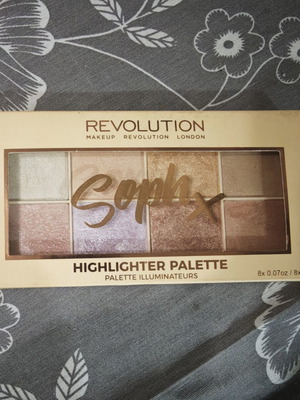 Makeup Revolution Highlighter Palette SophX like new