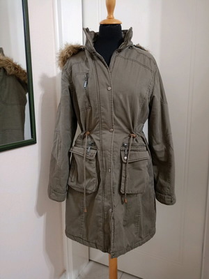 Khaki parka jacket used with detachable hood and fur trim