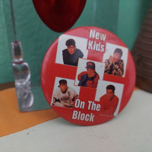 New Kids On The Block pin like new, vintage 80s