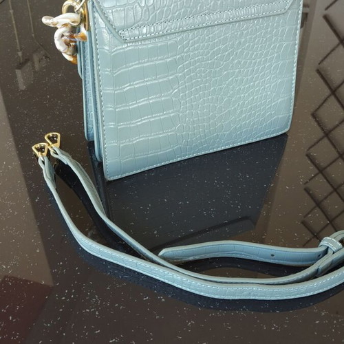 Bag like new with detachable strap and magnetic clasp