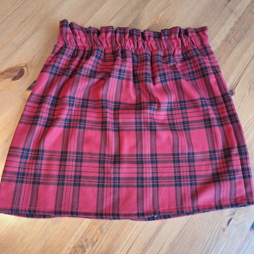 Plaid skirt Pull & Bear like new, size XL, black and red