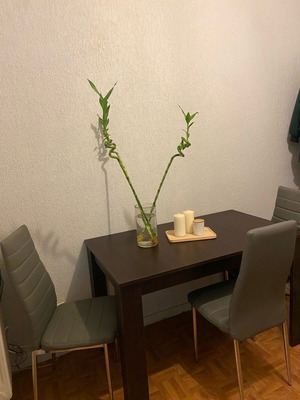 Σετ τραπεζαρίας με 4 καρέκλες σαν καινούργιο, επεκτεινόμενο τραπέζι σκούρου ξύλου
