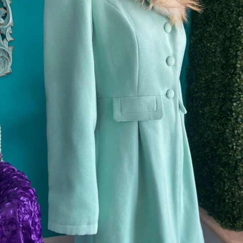 Vintage green coat with beige faux fur collar used