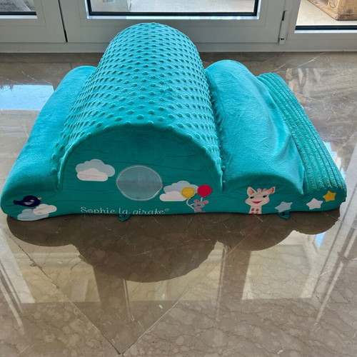 Sophie la girafe Climbing Cloud like new baby play cushion