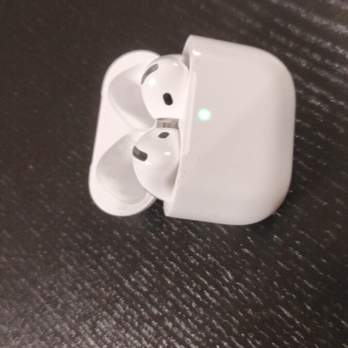 Apple AirPods 4 μεταχειρισμένα με θήκη φόρτισης και δώρο θήκη Super Mario