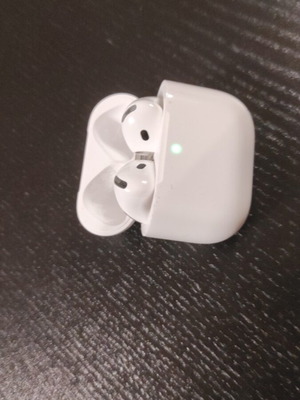 Apple AirPods 4 μεταχειρισμένα με θήκη φόρτισης και δώρο θήκη Super Mario