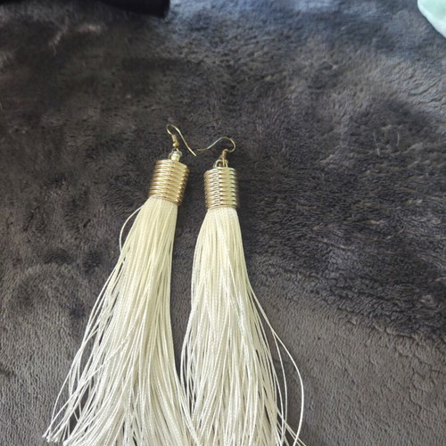 Earrings like new, white tassel design
