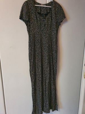 Maxi dress On Line like new, black and white floral with buttons