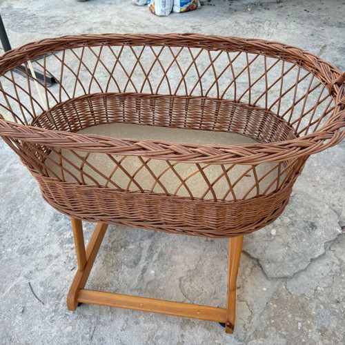 Baby basket bed like new, rattan with wooden legs and mattress