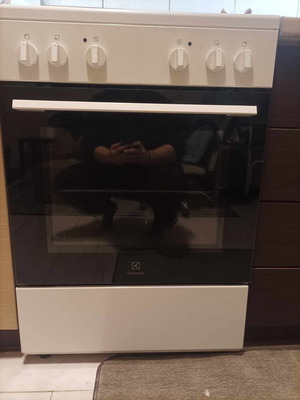Electrolux LKR62001BW ceramic stove like new with 56-liter oven