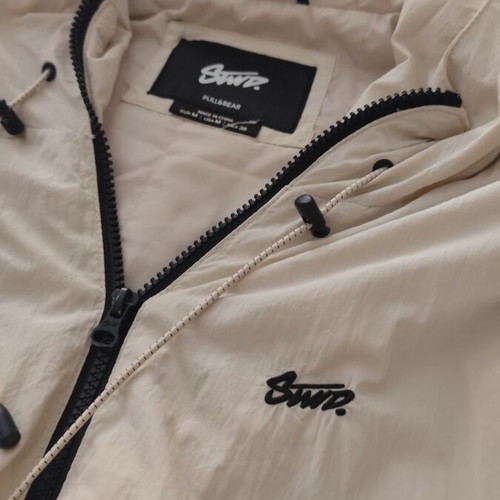 Pull & Bear windbreaker jacket used, adjustable waist and hoodie
