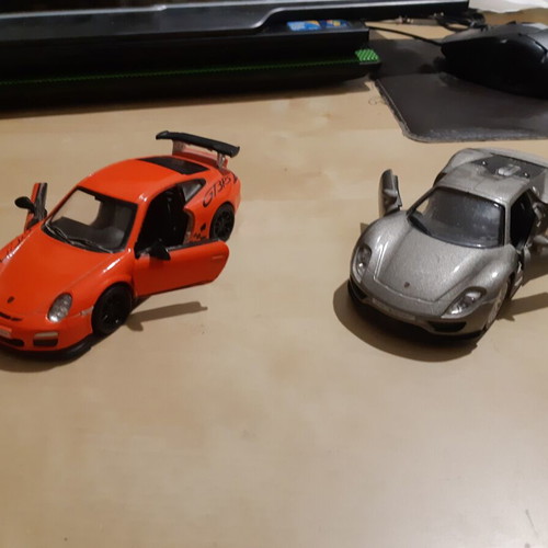 Set of 2 Porsche model cars with pullback mechanism
