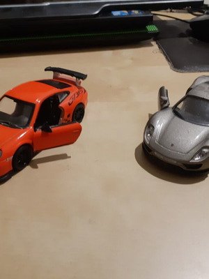 Set of 2 Porsche model cars with pullback mechanism