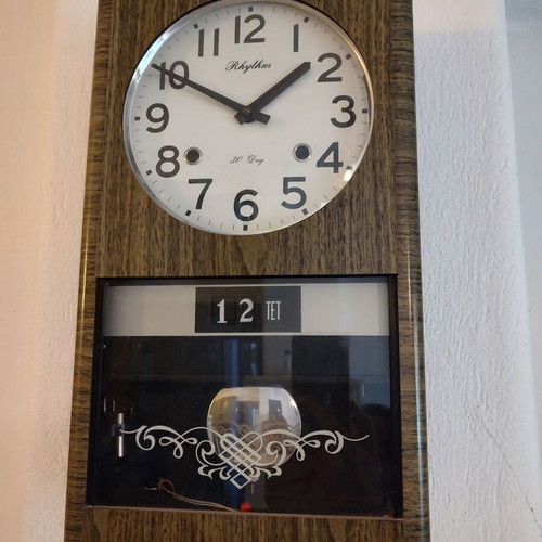Wall clock winding used with pendulum, collectible vintage