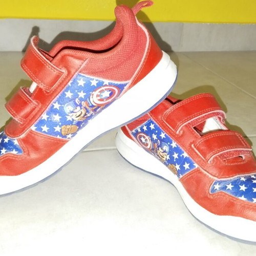 Adidas kids athletic shoes Captain America size 33 like new