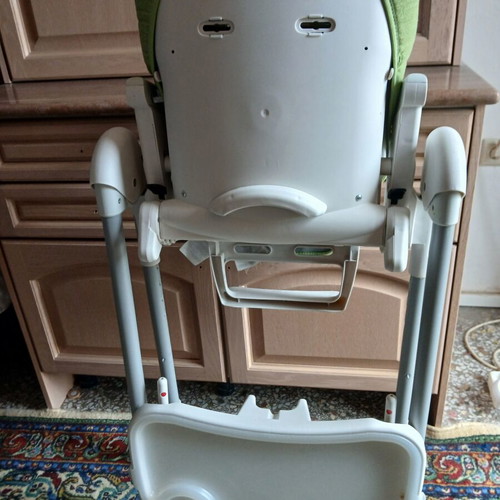 Highchair green and white, like new, up to 15kg