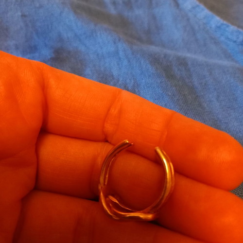 Gold ring like new, diameter 2 cm