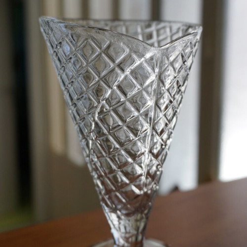 Set of 2 glass glasses with embossed design new