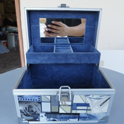 Jewelry box like new, large capacity, gray and blue