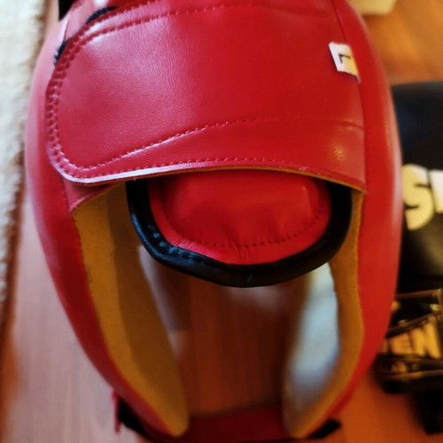 Kickboxing equipment Seven helmet and gloves set like new