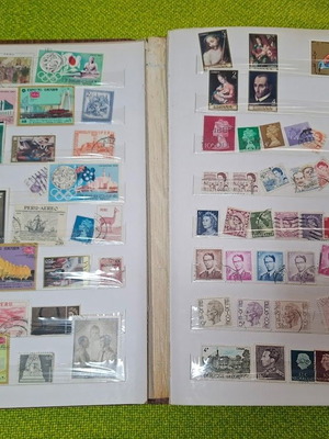Συλλογή γραμματοσήμων μεταχειρισμένη, περίπου 850 τεμάχια σε δύο άλμπουμ
