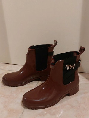 Tommy Hilfiger women's ankle rain boots like new, burgundy