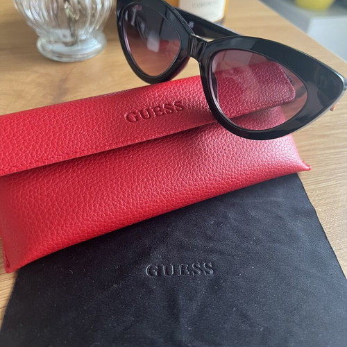 Guess cat eye sunglasses like new, black