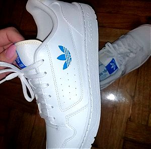 Αθλητικά παπούτσια Adidas λευκά με μπλε σήμα