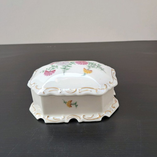 Porcelain jewelry box from Czechoslovakia like new