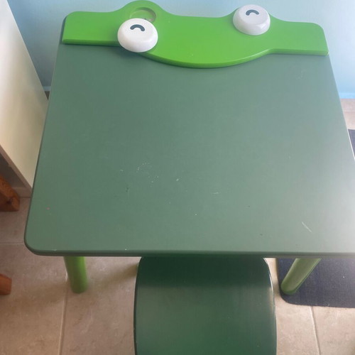 Wooden table and chair set like new