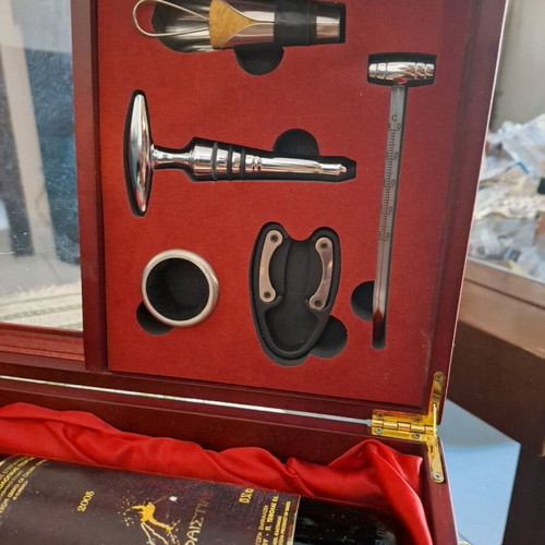 Wines 2005 in wooden box like new, set of 2 bottles