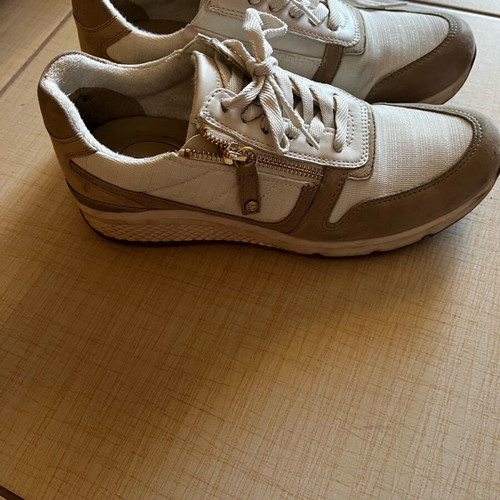 Tamaris leather shoe size 40 like new, white beige