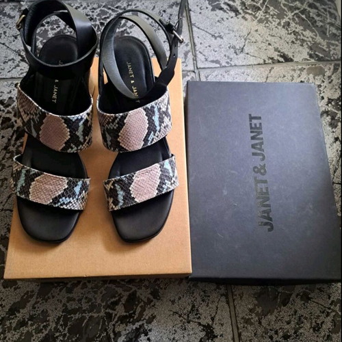 Janet & Janet platform sandals new, size 39, black and silver