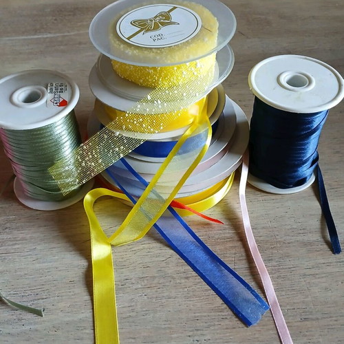 Pack of 8 vintage ribbons like new
