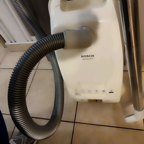 Bosch vacuum cleaner 1100Watt like new