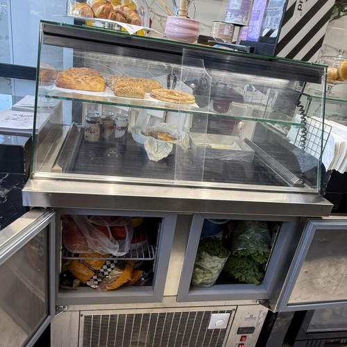 Professional refrigerated food display case
