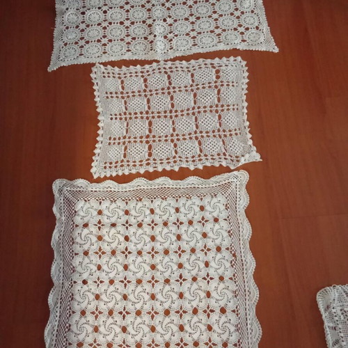 Table linens used, 2 placemats and 1 doily set