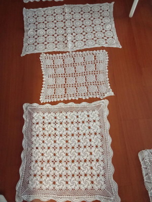Table linens used, 2 placemats and 1 doily set