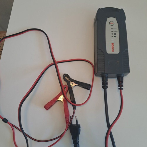 Bosch C1 12V Car Battery Charger like new
