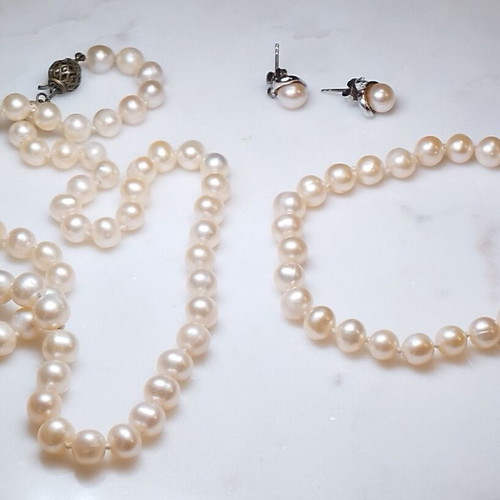 Majorica pearls Spain new with original box, ivory color, 7-9mm