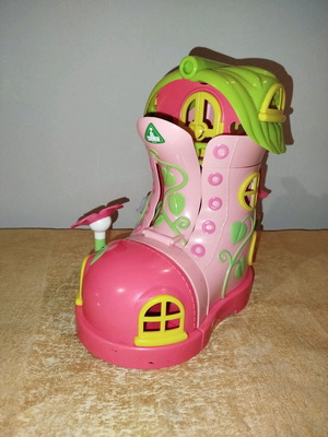 Boot house with minor defects and box