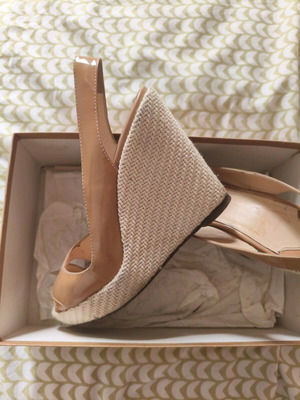 Christian Louboutin πλατφόρμες μεταχειρισμένες μπεζ λουστρίνι νούμερο 38