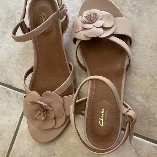 Clarks women's leather sandals with flower, beige nude, size 41