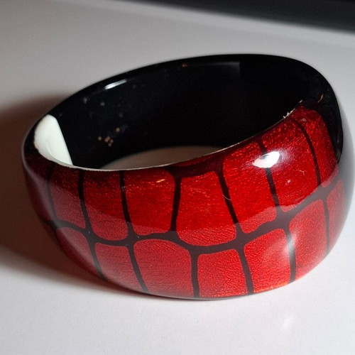 Wooden women's bracelet used with 3D red and black pattern