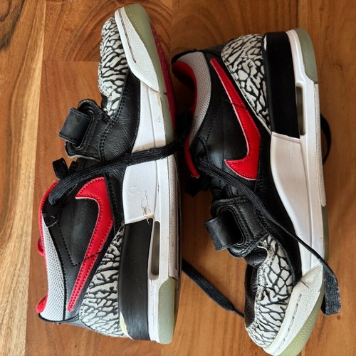 Jordan sneakers size 41 used with visible wear and missing laces