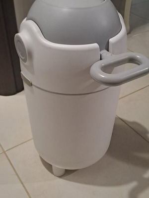 Diaper bin like new