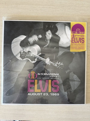 Elvis LP record like new