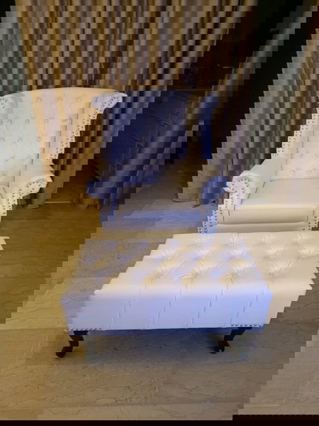 Πολυθρόνα Chesterfield σε λευκό δερμα με υποπόδιο σε άριστη κατάσταση