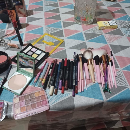 Cosmetics set with hair straightener like new