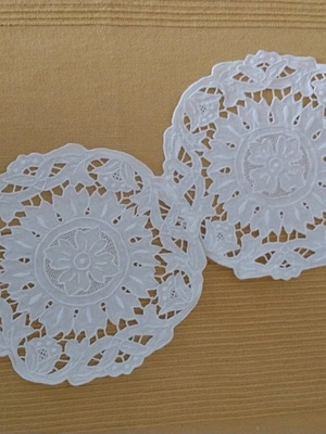 Set of white cotton cutwork doilies like new, 22 cm diameter